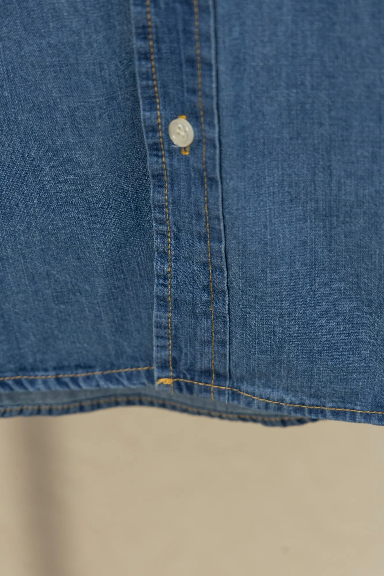 P240 Style number: JZ002 Rah Lauren colorful small label logo embroidered denim shirt. Same style for men and women. Complete with three labels. Complete package. Official website details consistent. Made of denim fabric. Denim fabric has been treated with a special process, soft yet crisp. Ready-to-wear washed. Skin-friendly and comfortable. Classic and invincible. Suitable for business and leisure. Collar buttons. Different currencies. All fabric accessories are original and the details are very good. Color: Denim blue Size: S M L XL